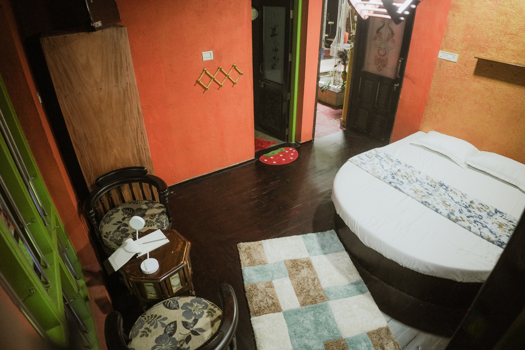 Wide view of the round-bed room